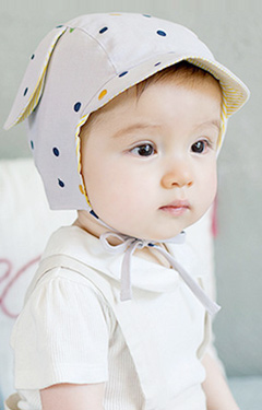 หมวกเด็กลายจุด มีปีกหมวกเล็กๆ แต่งหูน่ารัก
