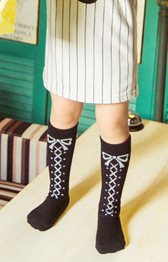 ถุงเท้าเด็กแบบยาวลายเชือกผูกรองเท้าและโบว์เล็กๆ ไม่มีกันลื่น