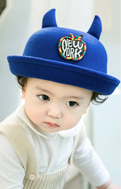 หมวกเด็กทรงโบลเลอร์มีเขา ด้านหน้าแต่งรูปแอปเปิ้ลปัก New York จาก GZMM