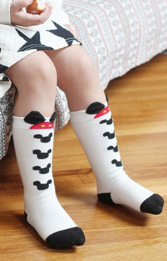 ถุงเท้าเด็กสีครีมลายหน้ามิกกี้แบบยาว มีกันลื่น จาก Kids Socks