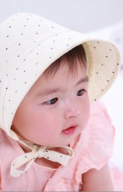 หมวกสาวน้อยลายจุดสีเหลืองครีมด้านหน้ามีปีก