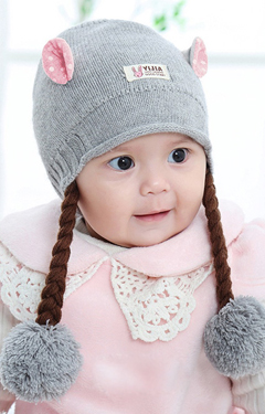 หมวกไหมพรมสีเทาแต่งหูลายจุดเล็ก มีเปียปลายแต่งปอมปอม