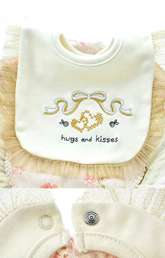 ผ้ากันเปื้อนเด็กสีครีมปักลายโบว์และอักษร hugs and kisses