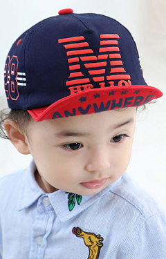 หมวกแก๊ปเด็ก ด้านหน้าสกรีนอักษร M HELLO! ด้านข้างเลข 28