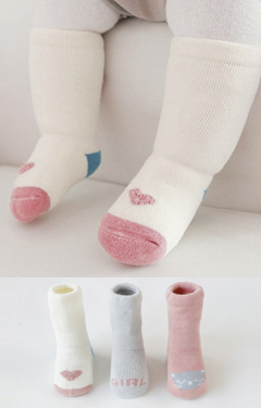 ถุงเท้าเด็กแบบหนาแพ็ค 3 คู่ 3 สี ลายหัวใจ GIRL แมว มีกันลื่น