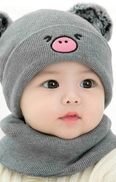 เซ็ตหมวกไหมพรมหมูน้อยแต่งปอมปอมมาพร้อมผ้าสวมคอ