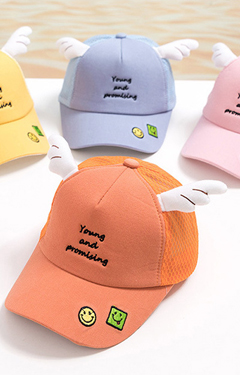 หมวกแก๊ปติดปีก ปักหน้ายิ้ม